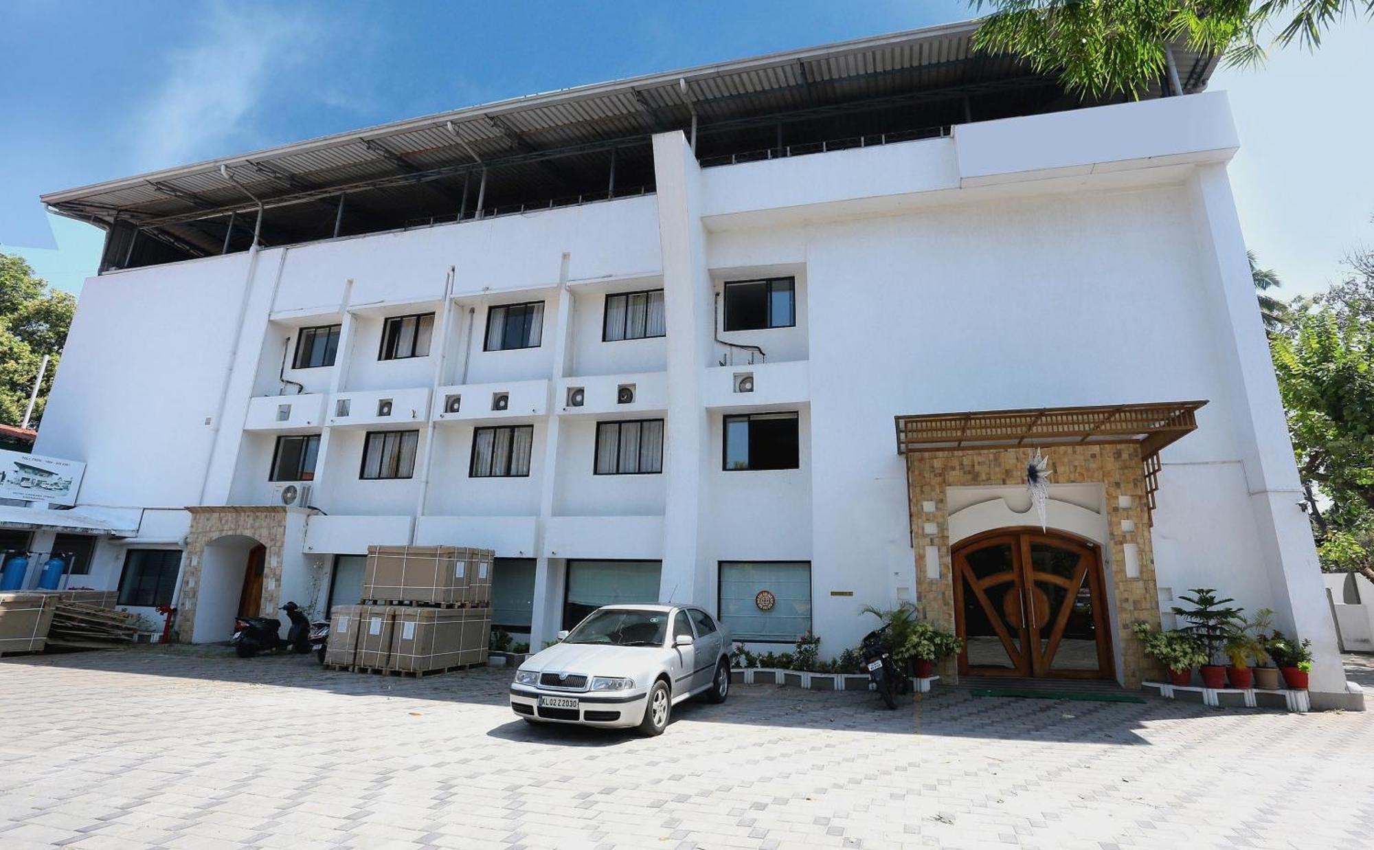 מלון קולאם Super Townhouse Dona Castle מראה חיצוני תמונה