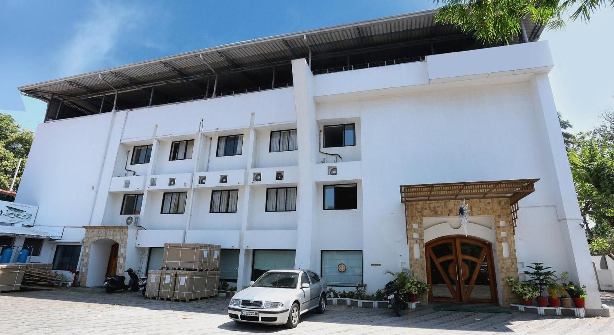 מלון קולאם Super Townhouse Dona Castle מראה חיצוני תמונה